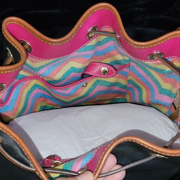 Dooney & Burke black and tan bucket bag - Picture 4 of 4